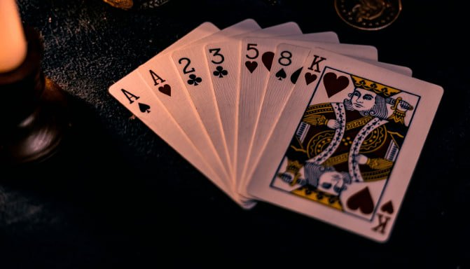 Pemain menikmati permainan kasino live di pokerace99 dengan antarmuka mobile mudah digunakan